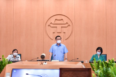 Ông Chử Xuân Dũng, Phó Chủ tịch Ủy ban nhân dân thành phố Hà Nội chỉ đạo về công tác phòng chống dịch bệnh. (Ảnh: PV/Vietnam+)