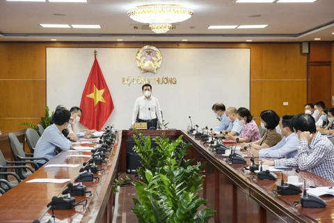 Bộ trưởng Bộ Công Thương Nguyễn Hồng Diên làm việc trực tuyến với Bắc Giang về sản xuất và tiêu thụ nông sản. (Ảnh: PV/Vietnam+)