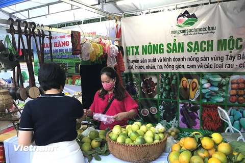 Nông sản, trái cây của các địa phương được giới thiệu, quảng bá tới người tiêu dùng Thủ đô. (Ảnh: Xuân Quảng/Vietnam+)
