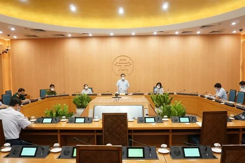Ông Chử Xuân Dũng, Phó Chủ tịch Ủy ban nhân dân thành phố Hà Nội chỉ đạo về công tác phòng chống dịch bệnh. (Ảnh: PV/Vietnam+)