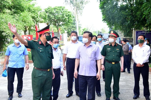 Bí thư Thành ủy Đinh Tiến Dũng kiểm tra công tác phòng, chống dịch COVID-19 tại huyện Thạch Thất. (Ảnh: PV/Vietnam+)
