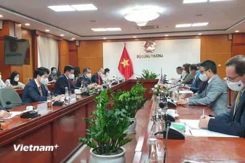 Bộ trưởng Nguyễn Hồng Diên tiếp Trưởng Phái đoàn Liên minh châu Âu tại Việt Nam. (Ảnh: Đức Duy/Vietnam+)