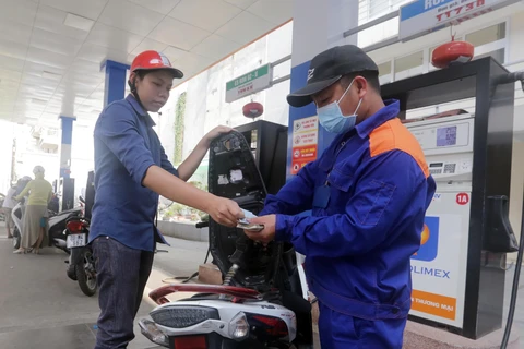 Một điểm bán xăng dầu trên địa bàn Hà Nội. (Ảnh: TTXVN)