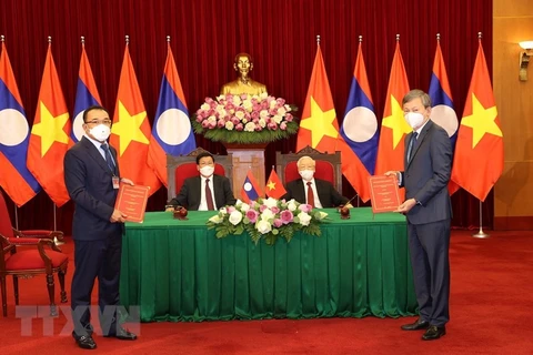 Lễ trao đổi hợp đồng bán điện giữa Tập đoàn Điện lực Việt Nam và Tập đoàn đối với cụm nhà máy thủy điện Nậm Nhương và cụm nhà máy thủy điện Nậm Mô. (Ảnh: TTXVN)