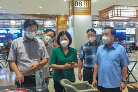 Ông Chử Xuân Dũng, Phó Chủ tịch Ủy ban nhân dân thành phố Hà Nội kiểm tra công tác phòng, chống dịch bệnh tại siêu thị. (Ảnh: PV/Vietnam+)