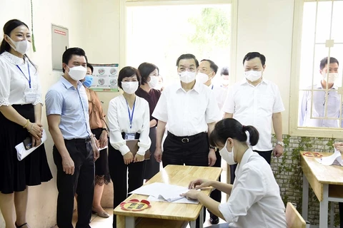 Chủ tịch UBND thành phố Hà Nội kiểm tra tại điểm thi Trường THCS Bế Văn Đàn, quận Đống Đa. (Ảnh: PV/Vietnam+)