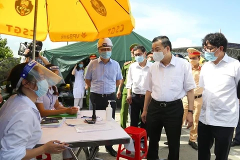 Chủ tịch UBND thành phố Hà Nội kiểm tra công tác phòng, chống dịch bệnh. (Ảnh: PV/Vietnam+)