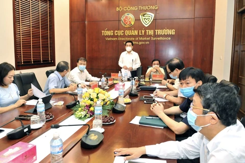 Bộ trưởng Nguyễn Hồng Diên và Bộ trưởng Lê Minh Hoan họp với các tỉnh phía Nam về cung ứng hàng hóa. (Ảnh: PV/Vietnam+)
