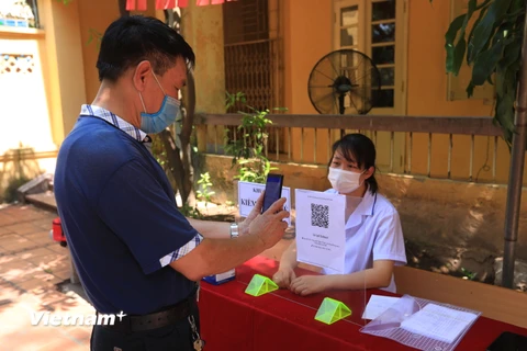 Hà Nội kêu gọi người dân thực hiện khai báo y tế thường xuyên để phòng, chống dịch COVID-19. (Ảnh: Xuân Quảng/Vietnam+)