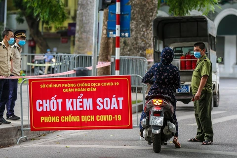 Sau khi Chỉ thị 17 của Hà Nội được ban hành, lực lượng chức năng đã lập nhiều chốt kiểm soát phòng chống dịch COVID-19 tại các con đường, khu dân cư, cổng làng trên địa bàn thành phố nhằm kiểm tra những người ra ngoài không cần thiết. (Ảnh: Minh Sơn/Vietn
