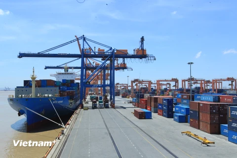 Bộ Công Thương đang đề xuất giảm phí lưu container, lưu kho, lưu bãi cho hàng hóa ở cảng biển và các Trung tâm logistics cho các doanh nghiệp. (Ảnh: TTXVN)