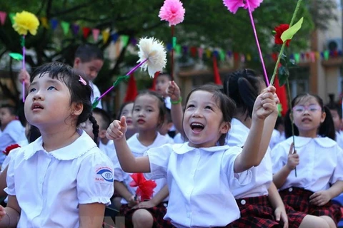 Hà Nội sẽ chi gần 900 tỷ đồng ngân sách hỗ trợ giảm 50% học phí năm học mới. (Ảnh: TTXVN)