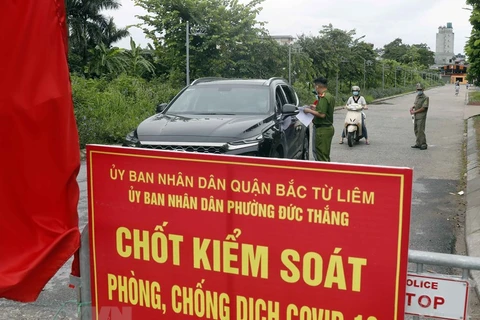 Ban Thường vụ Thành ủy Hà Nội yêu cầu lực lượng siết chặt kiểm soát tại 23 chốt vào Thủ đô. (Ảnh: TTXVN)