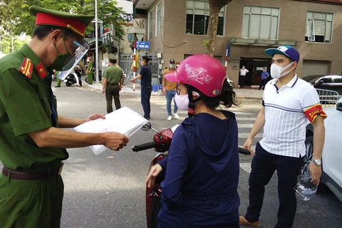 Công an thành phố Hà Nội cho biết đang dự kiến có 6 nhóm đối tượng được cấp Giấy đi đường. (Ảnh: TTXVN)