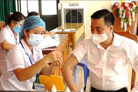 11 tỉnh, thành phố sẽ tham gia hỗ trợ Hà Nội trong công tác xét nghiệm, tiêm chủng. (Ảnh: TTXVN)