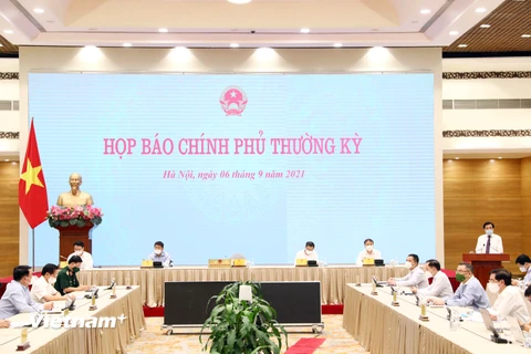 Phiên họp báo Chính phủ thường kỳ tháng 8. (Ảnh: Minh Sơn/Vietnam+)