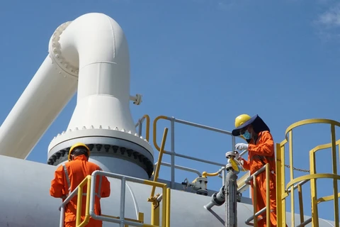 Công nhân PetroVietnam bảo dưỡng các thiết bị ngoài trời. (Ảnh: PV/Vietnam+)