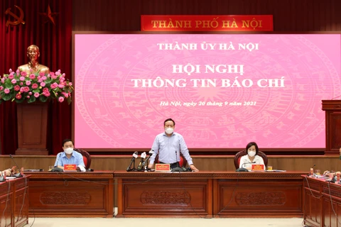 Phó Bí thư Thành ủy Hà Nội Nguyễn Văn Phong chủ trì phiên họp báo chiều 20/9 về công tác phòng chống dịch bệnh. (Ảnh: PV/Vietnam+)
