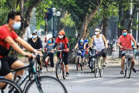 Từ ngày 28/9, Hà Nội cho phép mở lại hoạt động thể dục, thể thao ngoài trời nhưng không được tập trung quá 10 người. (Ảnh: TTXVN)