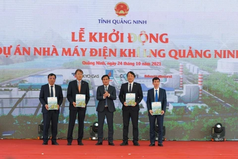 Chủ tịch Ủy ban Nhân dân tỉnh Quảng Ninh trao Quyết định cho các nhà đầu tư. (Ảnh: PV/Vietnam+)