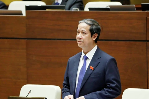 Bộ trưởng Bộ Giáo dục và Đào tạo Nguyễn Kim Sơn trả lời chất vấn. (Ảnh: Phương Hoa/TTXVN)