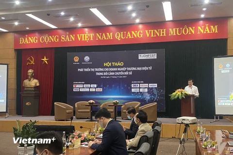 Thứ trưởng Nguyễn Sinh Nhật Tân phát biểu tại Hội thảo: Phát triển thị trường cho doanh nghiệp Thương mại điện tử trong bối cảnh chuyển đổi số. (Ảnh: Đức Duy/Vietnam+)