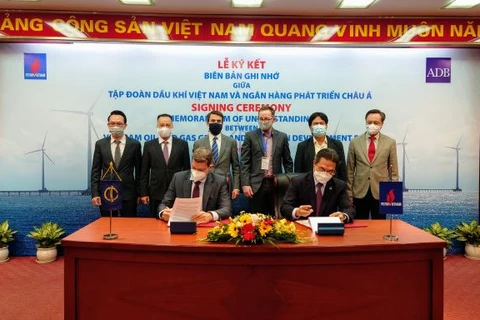 Lễ ký Biên bản ghi nhớ (MOU) giữa Tập đoàn Dầu khí Việt Nam (PVN) và Ngân hàng Phát triển châu Á (ADB) về thúc đẩy phát triển năng lượng sạch. (Ảnh: PV/Vietnam+)