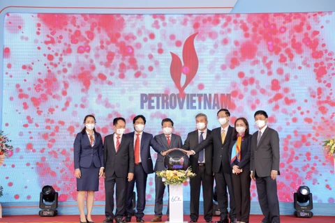 Lãnh đạo Tập đoàn thực hiện nghi thức công bố Bộ nhận diện thương hiệu PetroVietnam. (Ảnh: PV/Vietnam+)