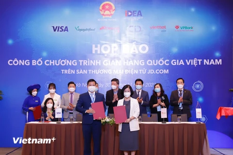 Đại diện Cục Thương mại Điện tử và Kinh tế số cùng các doanh nghiệp tại buổi họp công bố chương trình “Gian hàng quốc gia Việt Nam” trên sàn thương mại điện tử JD.com. (Ảnh: Đức Duy/Vietnam+)