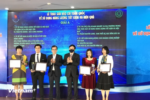 Ban tổ chức trao giải cho các tác giả đạt giải A, Giải thưởng báo chí tuyên truyền về sử dụng năng lượng tiết kiệm và hiệu quả, năm 2021. (Ảnh: Đức Duy/Vietnam+) 
