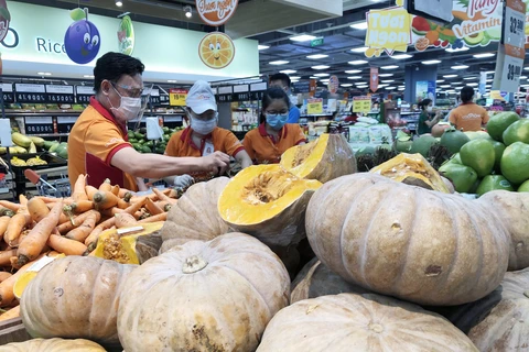 Nhân viên siêu thị Thành phố Hồ Chí Minh bổ sung hàng hóa đầy các quầy phục vụ người tiêu dùng. (Ảnh: Mỹ Phương/TTXVN)