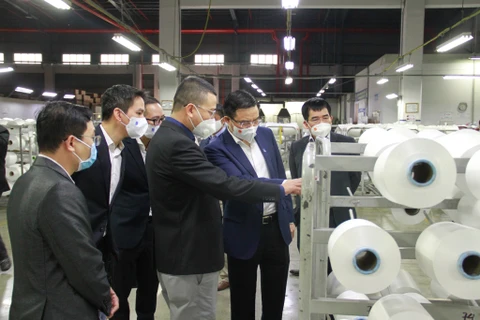 Tổng Giám đốc PetroVietnam Lê Mạnh Hùng kiểm tra chất lượng sản phẩm tại Nhà máy. (Ảnh: Vietnam+)