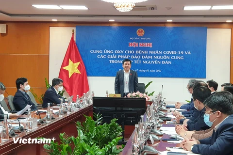 Bộ trưởng Nguyễn Hồng Diên chủ trì cuộc họp liên ngành về cung cấp ôxy cho y tế. (Ảnh: PV/Vietnam+)
