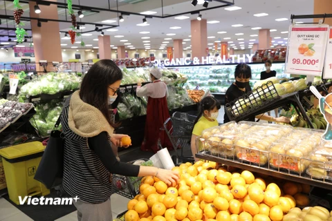 Người dân mua sắm hàng hóa tại AEON. (Ảnh: Đức Duy/Vietnam+)