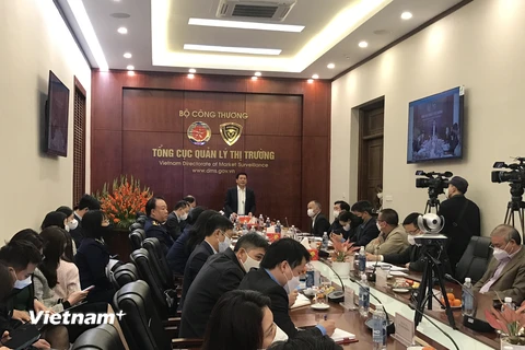 Bộ trưởng Bộ Công Thương Nguyễn Hồng Diên yêu cầu các đơn vị chức năng xử lý nghiêm các hành vi trục lợi trong kinh doanh xăng dầu. (Ảnh: Đức Duy/Vietnam+)