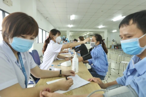 Tiêm chủng vaccine phòng COVID-19 tại khu công nghiệp Nội Bài. (Ảnh: Minh Quyết/TTXVN)