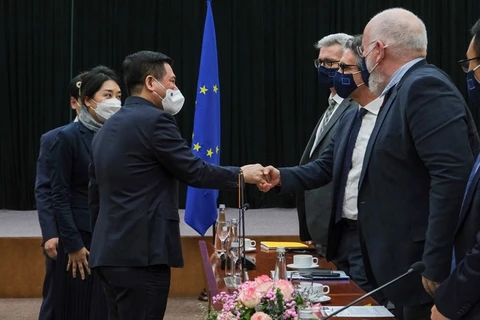 Bộ trưởng Nguyễn Hồng Diên tiếp và làm việc với Ông Frans Timmermans, Phó Chủ tịch điều hành Ủy ban châu Âu. (Ảnh: PV/Vietnam+)