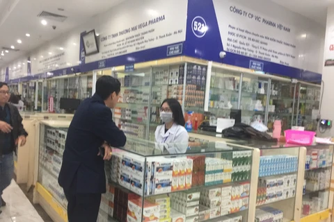 Quản lý thị trường Hà Nội kiểm tra một số cơ sở kinh doanh dược phẩm. (Ảnh: PV/Vietnam+)