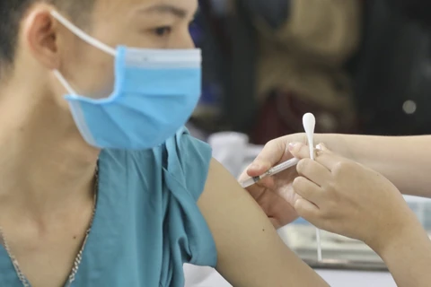 Hà Nội triển khai tiêm vaccine phòng, chống dịch COVID-19 cho người dân. (Ảnh: TTXVN)