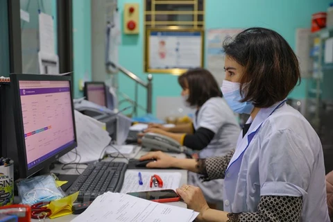 Trạm Y tế phường Quan Hoa, quận Cầu Giấy ứng dụng hiệu quả các phần mềm hỗ trợ F0. (Ảnh: Minh Sơn/Vietnam+)