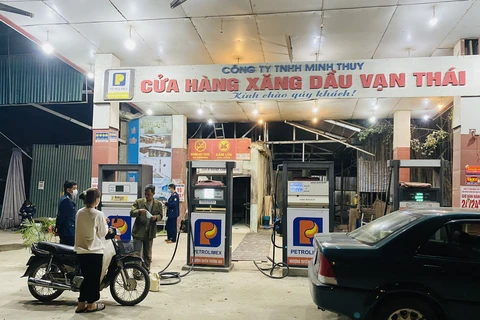 Quản lý thị trường Hà Nội tăng cường kiểm tra, giám sát việc kinh doanh xăng dầu. (Ảnh: PV/Vietnam+)