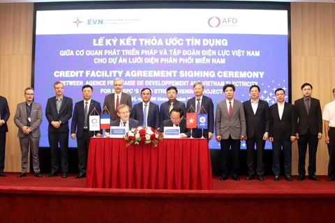 Lễ ký kết Thỏa ước tín dụng giữa AFD và EVN cho Dự án lưới điện phân phối miền Nam. (Ảnh: PV/Vietnam+)