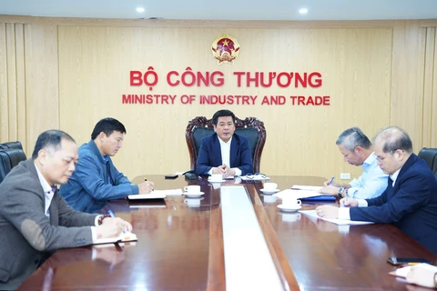 Bộ trưởng Nguyễn Hồng Diên họp khẩn các vấn đề “nóng” của ngành công thương. (Ảnh: PV/Vietnam+)