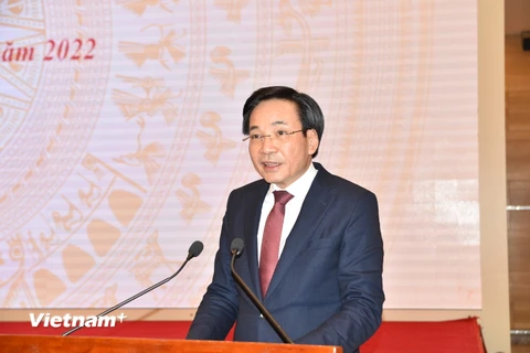 Bộ trưởng, Chủ nhiệm Văn phòng Chính phủ Trần Văn Sơn phát biểu tại phiên họp báo tối 4/4. (Ảnh: Đức Duy/Vietnam+)