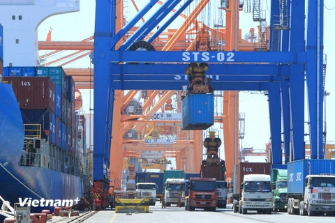 Ngành logistics đóng góp quan trọng vào phát triển kinh tế. (Ảnh: TTXVN)