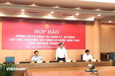 Chánh Văn phòng Ủy ban Nhân dân thành phố Hà Nội Trương Việt Dũng chủ trì buổi họp báo. (Ảnh: Xuân Quảng/Vietnam+)