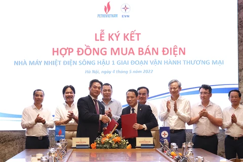 Đại diện Bộ Công Thương, EVN và PVN tại Lễ ký kết hợp đồng mua bán điện Nhà máy Nhiệt điện Sông Hậu 1. (Ảnh: PV/Vietnam+)