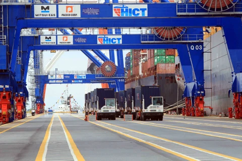 Thông quan hàng hóa xuất nhập khẩu tại cảng biển. (Ảnh: TTXVN)