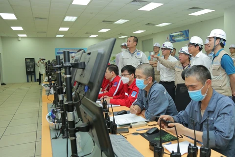 Ông Hoàng Quốc Vượng, Chủ tịch Hội đồng thành viên PetroVietnam kiểm tra tiến độ hòa lưới đồng bộ Nhà máy nhiệt điện Thái Bình 2 ngày 7/5. (Ảnh: PV/Vietnam+)