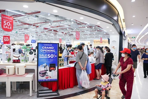 Người dân mua sắm tại các trung tâm thương mại, siêu thị. (Ảnh: Minh Hiếu/Vietnam+)
